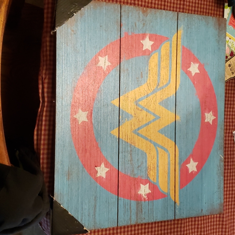 🆕️Wonder woman wood wall hanging New 16x17&3/4